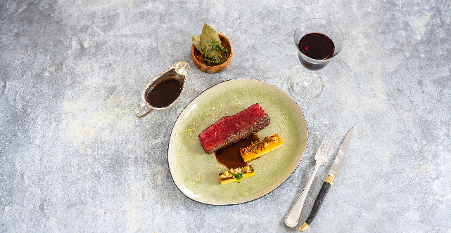 European sirloin steak from Ireland with winter leek hearts, thick fries and piccalilly gravy